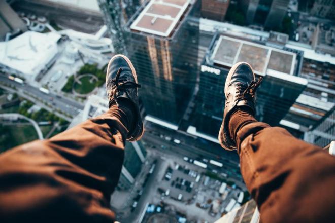 rooftopper-looking-down_925x